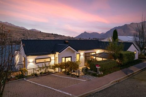 Photo of property in 22 Golden Terrace, Queenstown, 9300