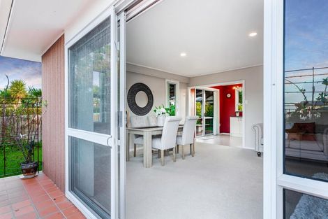 Photo of property in 33 Tiroroa Avenue, Te Atatu South, Auckland, 0610
