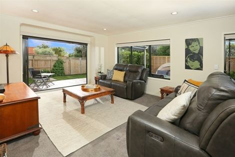 Photo of property in 8 Graven Court, Henderson, Auckland, 0612