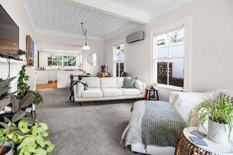 Photo of property in 18 Bracken Street, New Plymouth, 4310
