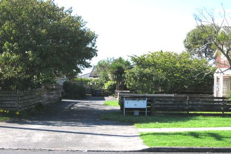 Photo of property in 70 Beach Road, Te Atatu Peninsula, Auckland, 0610