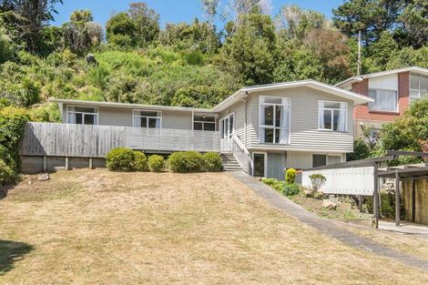 Photo of property in 82 Newlands Road, Newlands, Wellington, 6037