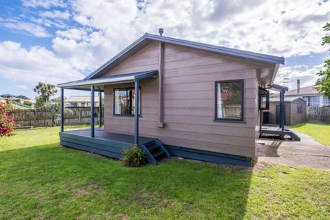 Photo of property in 80 Queens Road, Waikanae Beach, Waikanae, 5036