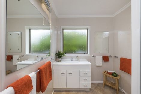 Photo of property in 6 Chertsey Court, Roslyn, Palmerston North, 4414