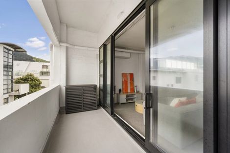 Photo of property in Endeavour Apartments, 18/125u Thorndon Quay, Pipitea, Wellington, 6011