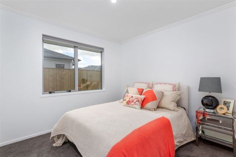 Photo of property in 19 Papa Orchard Drive, Kumeu, 0810