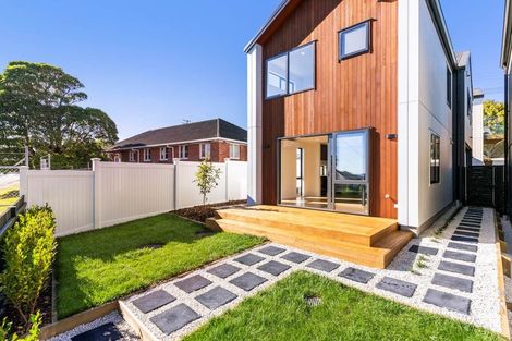 Photo of property in 21e Knights Road, Rothesay Bay, Auckland, 0630