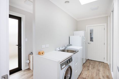 Photo of property in 10 Coutts Way, Fitzherbert, Palmerston North, 4410