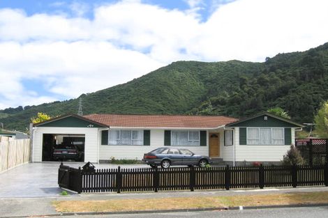 Photo of property in 5 Larchmont Grove, Totara Park, Upper Hutt, 5018