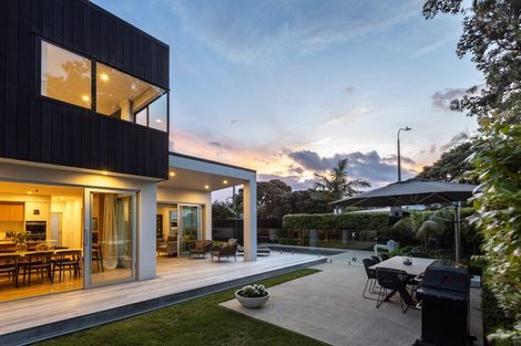 Photo of property in 52 Walton Street, Red Beach, 0932