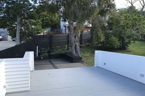 Photo of property in 27 Ellice Road, Totara Vale, Auckland, 0629