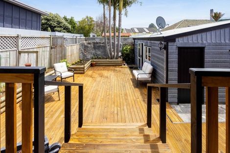 Photo of property in 30 Pioneer Road, Moturoa, New Plymouth, 4310