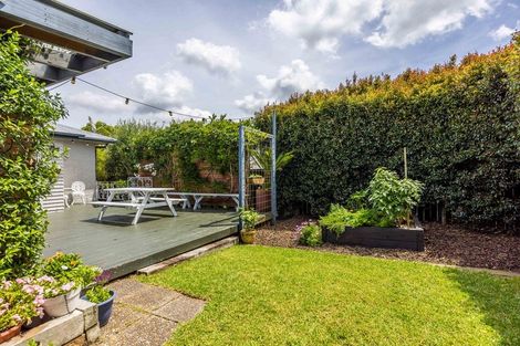 Photo of property in 8 Craigbank Avenue, New Lynn, Auckland, 0600