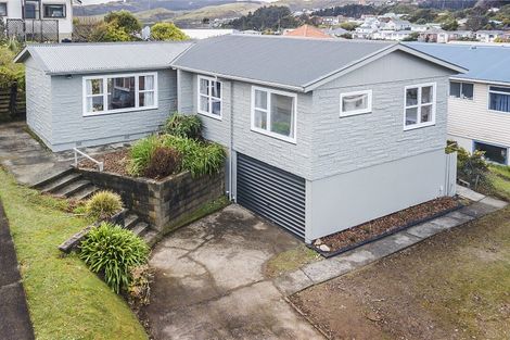 Photo of property in 16 Stewart Drive, Newlands, Wellington, 6037