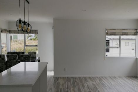 Photo of property in 41 Yeovil Road, Te Atatu Peninsula, Auckland, 0610