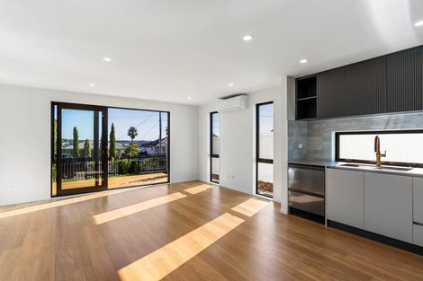 Photo of property in 21e Knights Road, Rothesay Bay, Auckland, 0630