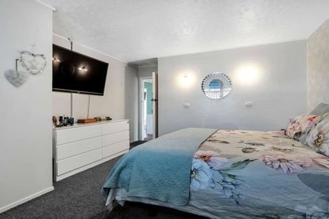 Photo of property in 37 Kawaha Point Road, Fairy Springs, Rotorua, 3015