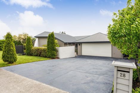 Photo of property in 28 Cashmere Drive, Fitzherbert, Palmerston North, 4410