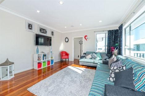 Photo of property in 8a Gloria Avenue, Te Atatu Peninsula, Auckland, 0610