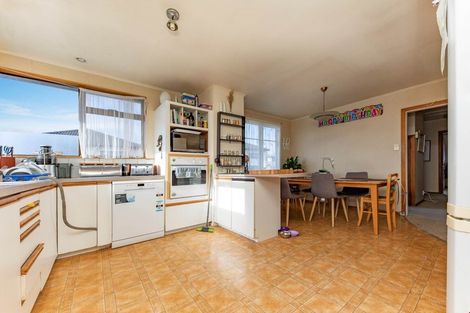 Photo of property in 5 Sherwood Avenue, Te Atatu South, Auckland, 0610