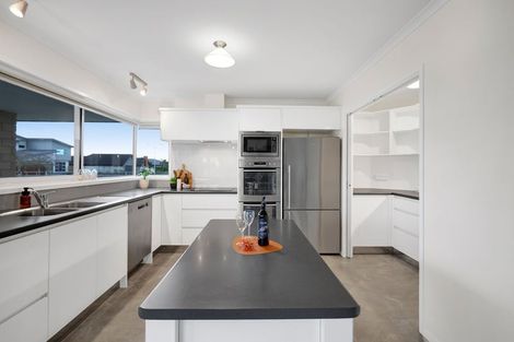 Photo of property in 6 Saint Andrews Parkway, Waiwhakaiho, New Plymouth, 4312