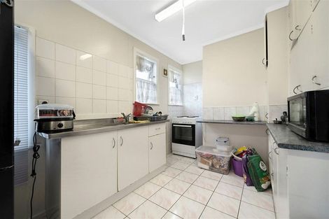 Photo of property in 2 Fruitvale Road, New Lynn, Auckland, 0600