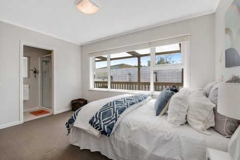 Photo of property in 1/52 Sunnynook Road, Sunnynook, Auckland, 0620
