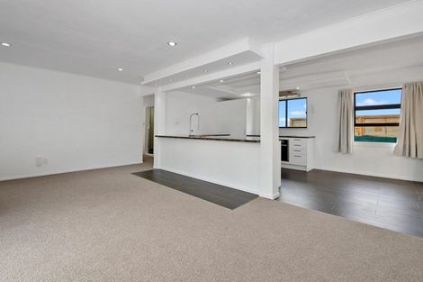 Photo of property in 10 Meadow Crescent, Te Atatu South, Auckland, 0602