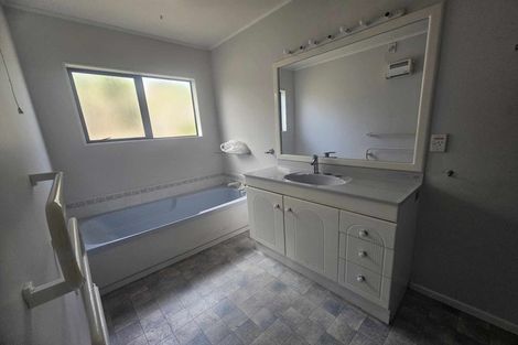 Photo of property in 3 Bayswater Place, Newlands, Wellington, 6037