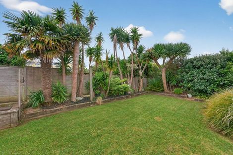 Photo of property in 29 Peter Terrace, Castor Bay, Auckland, 0620