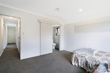 Photo of property in 18 Plumstead Rise, Glen Eden, Auckland, 0602