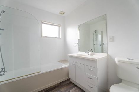 Photo of property in 6b Warrington Grove, Newlands, Wellington, 6037