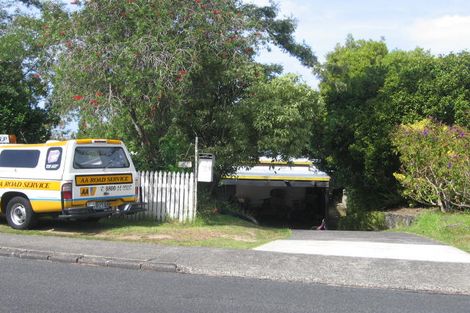 Photo of property in 43 Ayton Drive, Totara Vale, Auckland, 0629