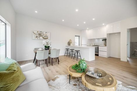 Photo of property in 2/128 Sunset Road, Unsworth Heights, Auckland, 0632