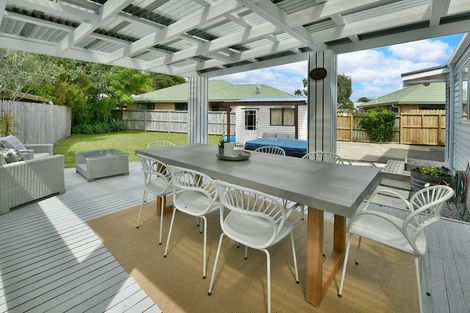 Photo of property in 18 Walton Street, Red Beach, 0932