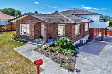 Photo of property in 1/62 Whiting Grove, West Harbour, Auckland, 0618