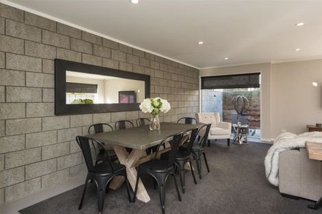 Photo of property in 142 Holly Road, St Albans, Christchurch, 8014