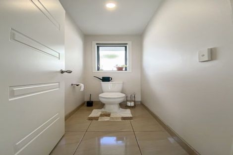 Photo of property in 89 Lake Panorama Drive, Henderson Valley, Auckland, 0612
