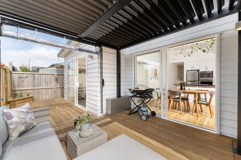 Photo of property in 10 Sauterne Road, Kumeu, 0810