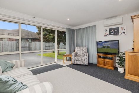 Photo of property in 33 Seabreeze Place, Papamoa Beach, Papamoa, 3118