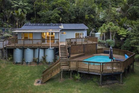 Photo of property in 903 West Coast Road, Waiatarua, Auckland, 0604