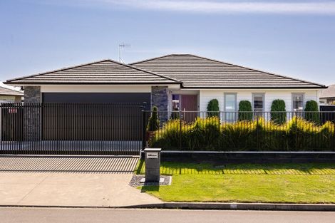 Photo of property in 14 Bridford Way, Paraparaumu, 5032