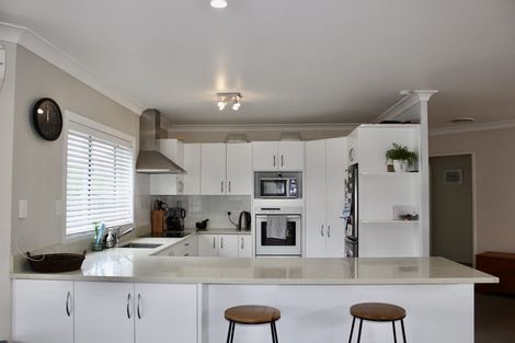 Photo of property in 142a Hutchinson Avenue, New Lynn, Auckland, 0600