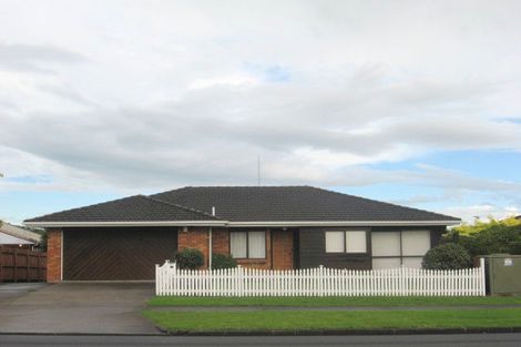 Photo of property in 2/81 Aviemore Drive, Highland Park, Auckland, 2010
