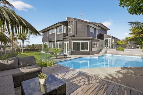 Photo of property in 556 Beach Road, Rothesay Bay, Auckland, 0630