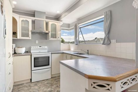 Photo of property in 2/26 Fernlea Rise, Bayview, Auckland, 0629