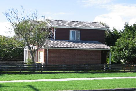 Photo of property in 70 Beach Road, Te Atatu Peninsula, Auckland, 0610