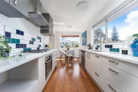 Photo of property in 90 Lantana Road, Green Bay, Auckland, 0604