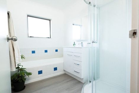 Photo of property in 25 Loughanure Place, Massey, Auckland, 0614