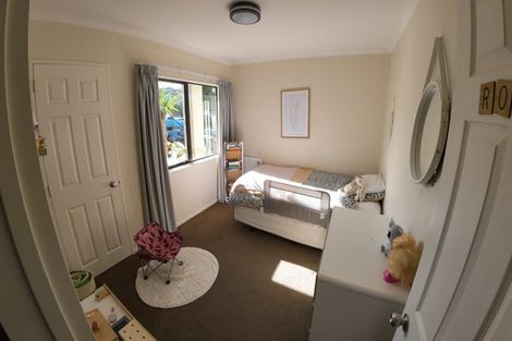 Photo of property in 5 Waimanu Bay Drive, Te Atatu Peninsula, Auckland, 0610